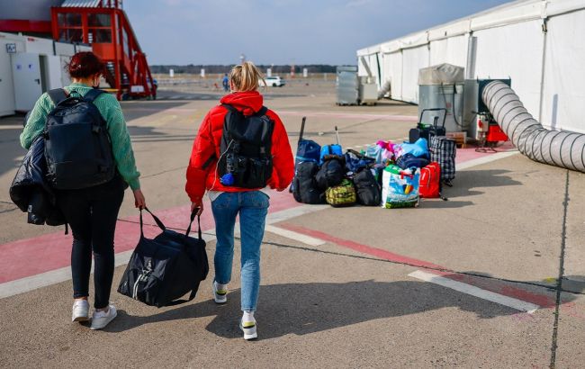 У берлінському аеропорту Тегель готуються переселяти біженців: деталі