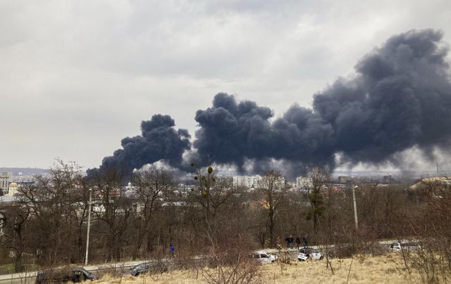 Ракетный удар по Львову: горит промышленный объект