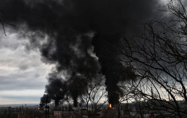 Росіяни вдарили ракетою по центру Дніпра, є поранені