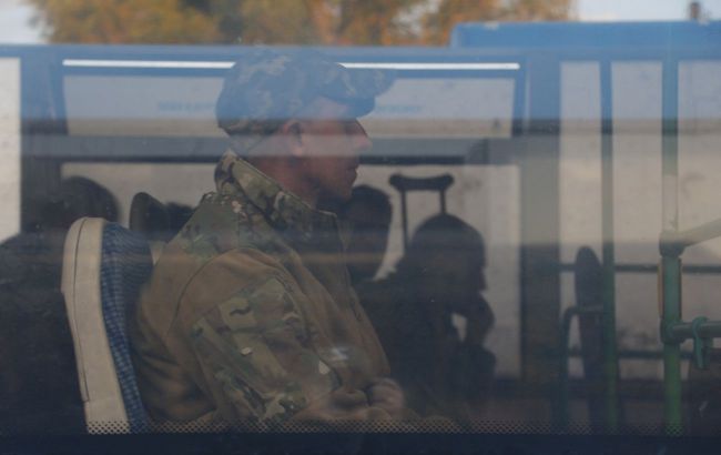 Офіційно. Україна повернула з полону 215 військових, серед них "азовці"