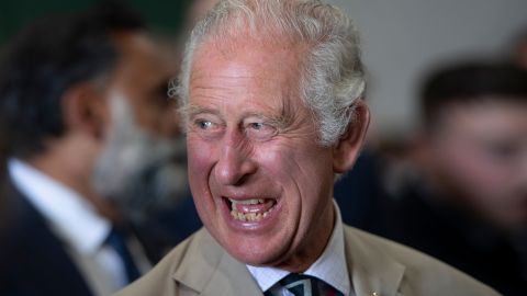 Смотрите, как король Чарльз III танцует гопака с украинцами: архивное фото