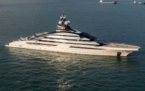 Супер'яхта російського олігарха пройшла Ормузькою протокою попри блокади, - BBC