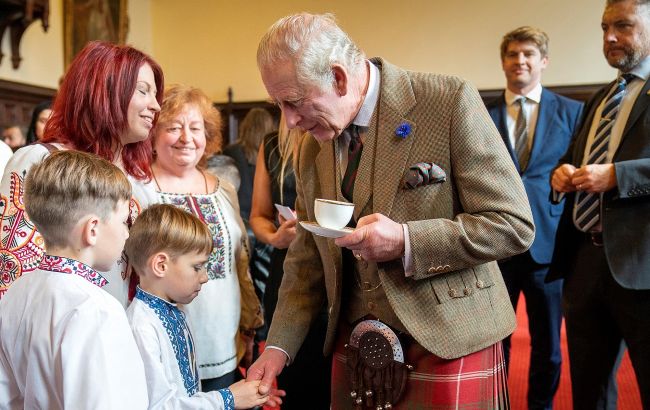 Чарльз III встретился с украинскими беженцами в Шотландии и выслушал истории семей (фото)