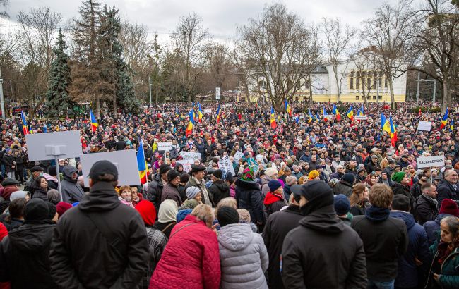 У Молдові проросійські партії вивели людей на протести, сталися сутички (відео)
