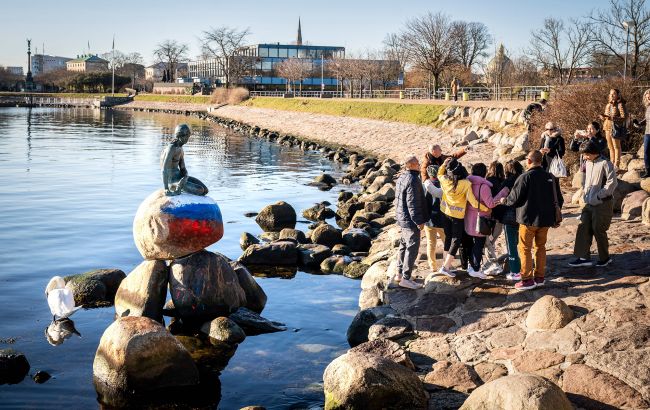 У Данії спаплюжили російським триколором статую "Русалоньки"