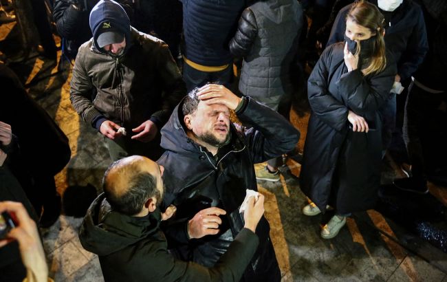 У Грузії протести через приїзд дочки Лаврова. Правляча партія назвала це "ксенофобієюф"