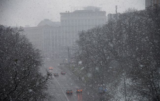 Киев засыпает снегом в конце марта: видео весенней вьюги