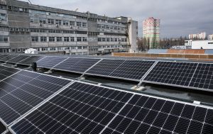 Електрика рекордно подешевшала: аналітик назвав неочевидну причину