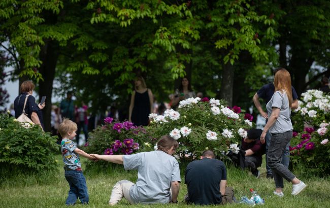 Стає ще тепліше, але грози не відступають. Синоптики дали прогноз на завтра