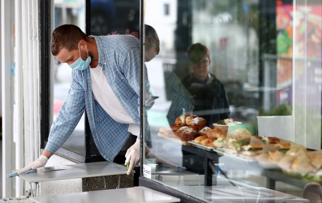 У Греції скасовують масочний режим на вулиці і комендантську годину