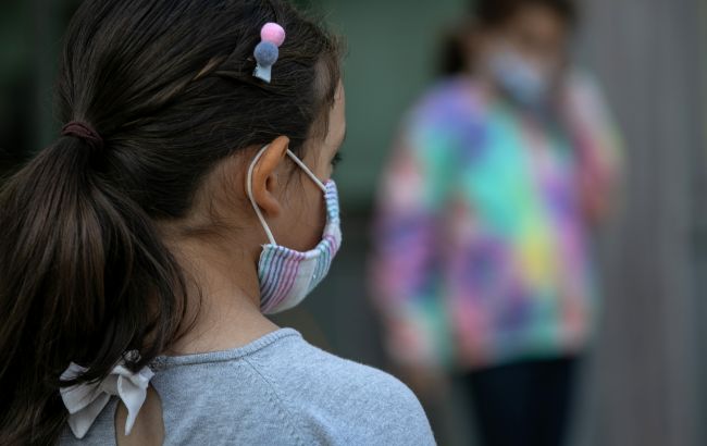 Франция возвращает масочный режим в школах