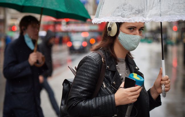 На заході та півночі дощі, а в Карпатах з мокрим снігом: прогноз погоди на завтра