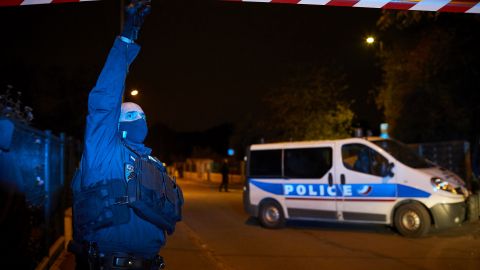 В Париже автомобиль врезался в террасу кафе: один погибший