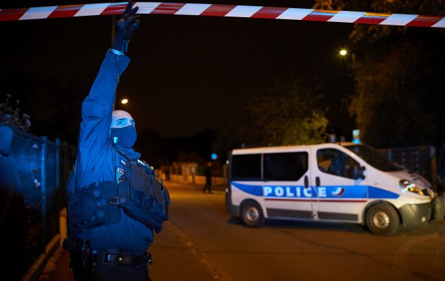 В Париже автомобиль врезался в террасу кафе: один погибший