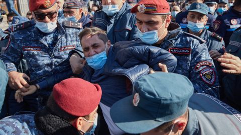 В Ереване вспыхнули столкновения во время протеста, начались задержания