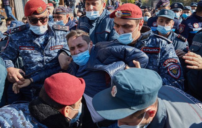 В Ереване вспыхнули столкновения во время протеста, начались задержания