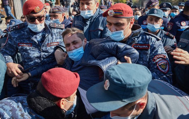 У Єревані спалахнули сутички під час протесту, почалися затримання