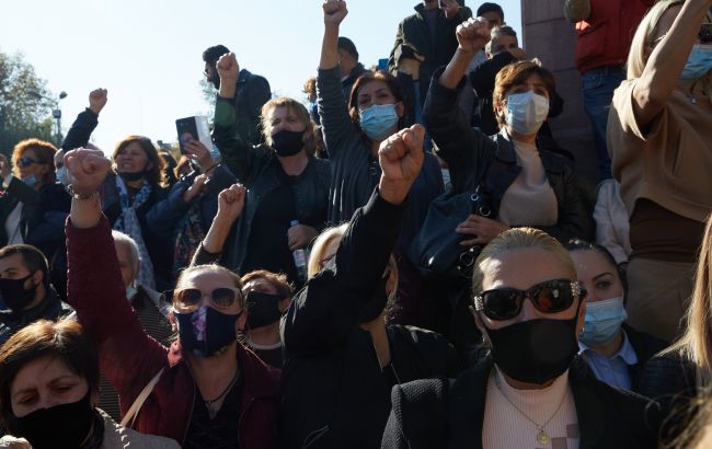 У Єревані протестувальники штурмували генпрокуратуру: вимагають заарештувати Пашиняна