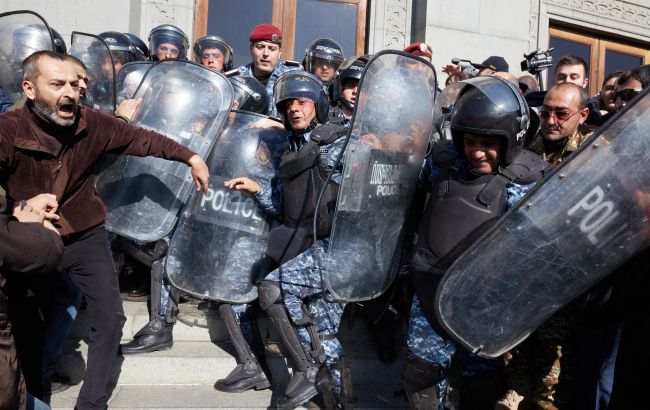 Затримання і перекриття доріг: у Єревані протестує опозиція