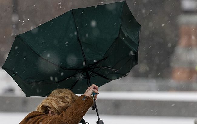 Ливни со снегом и порывистый ветер: какие области Украины накроет непогодой