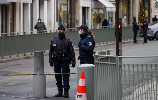 Під Парижем чоловік напав з ножем на поліцейського. Влада заявила про теракт