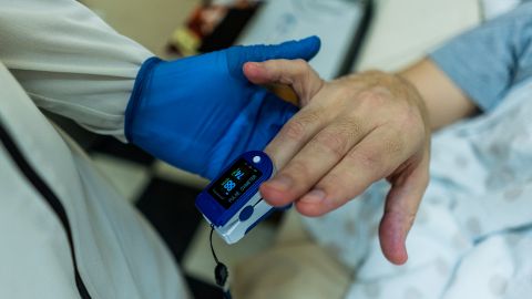 Волонтер пояснила правила виписки пацієнтів після COVID-19: лікарі вас просто дурять