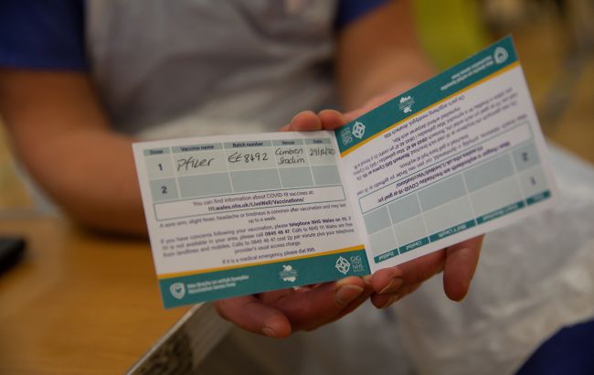Введение COVID-паспортов поддерживают около четверти украинцев