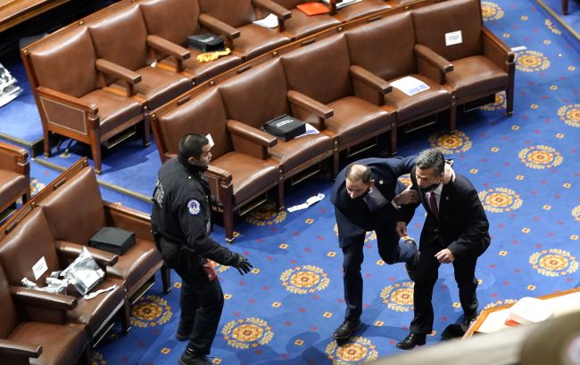 Взрывные устройства обнаружили в офисе республиканцев и Капитолии. Их обезвредили