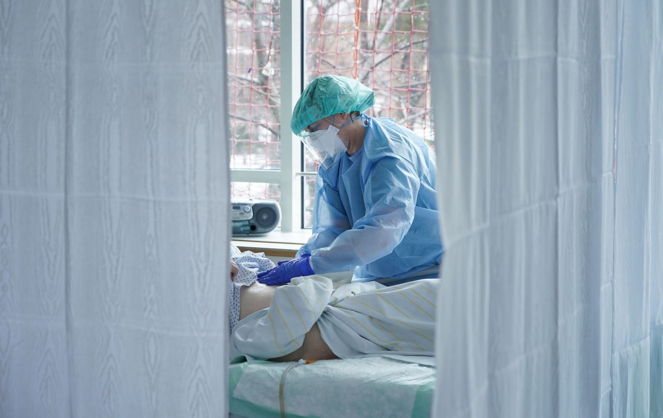 Porast bolniških odsotnosti, kritike CDC in ponoven porast primerov COVID-19