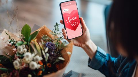 Небанальные поздравления с Днем влюбленных: стихи и СМС, от которых тает сердце