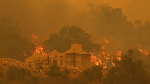 Пожары в США добрались до жилых домов: жителей эвакуируют