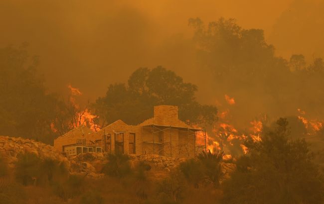 Пожары в США добрались до жилых домов: жителей эвакуируют