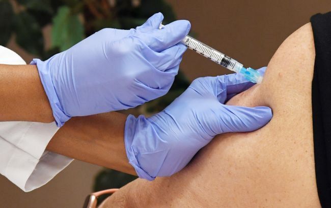 В Британии предложат сделать третью дозу COVID-вакцины людям с ослабленным иммунитетом