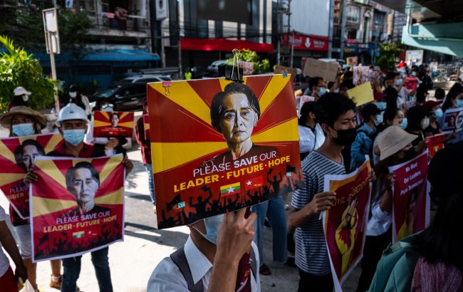 Військові знову відкрили вогонь по демонстрантах в М'янмі, в країні відключений інтернет