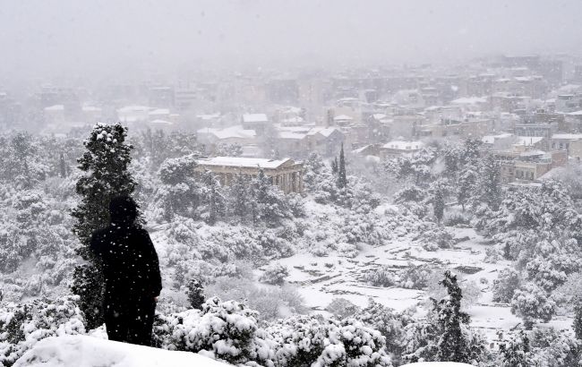 Нетипично сильный снегопад парализовал столицу Греции. Нарушена работа транспорта: фото