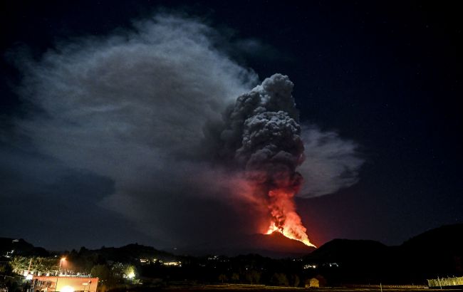 Начал извергаться самый большой вулкан в Европе: невероятные видео и фото