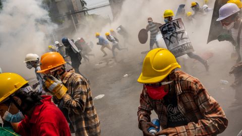 Протестующие в Мьянме подожгли китайский завод, военные&nbsp;убили семерых демонстрантов