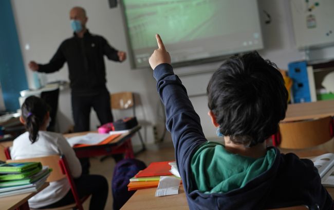 Во Франции непривитых школьников не будут пускать на занятия, но в отдельных случаях
