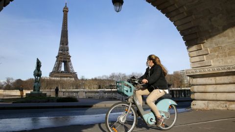 У Франції почнуть вакцинувати від COVID підлітків