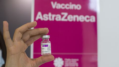 Бустерная доза AstraZeneca работает против "Омикрона", - исследование