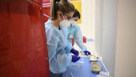 Вакцины AstraZeneca и Pfizer высокоэффективны против "Дельта" штамма, - исследование