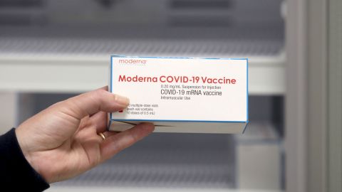 Moderna назвала сроки разработки бустерной вакцины от "Омикрона"