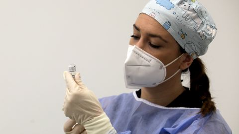 Гигантскую очередь на вакцинацию от COVID-19 в Киеве показали с высоты птичьего полета