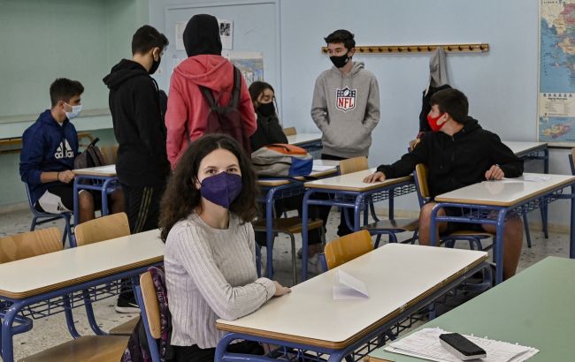 Великобритания обязала детей с 7 класса носить маски в общественных местах
