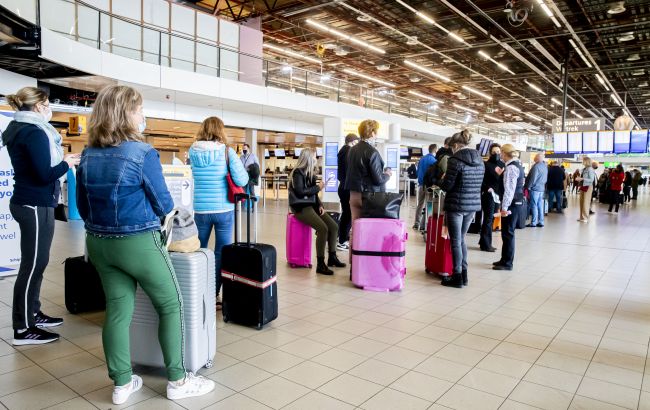 Франция вводит временный запрет на полеты из Южной Африки из-за нового COVID-штамма