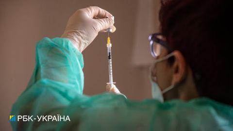 У спортзалах шкіл Києва облаштують центри вакцинації для педагогів