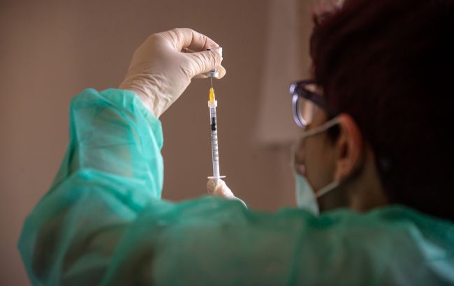 В Турции начали прививать третьей дозой вакцины от COVID-19
