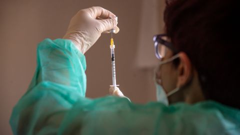 Может вызвать забастовки: эксперт объяснил отказ от обязательной вакцинации медиков