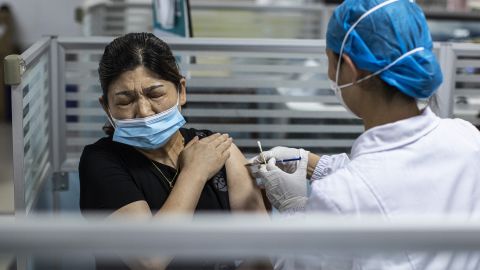 Китай вакцинував від COVID майже 90% населення