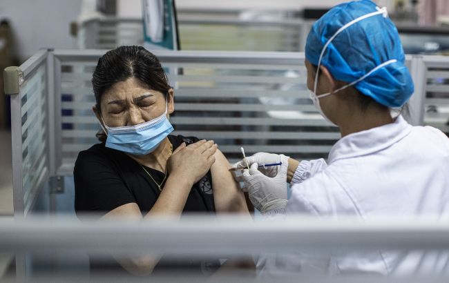 Китай вакцинував від COVID майже 90% населення